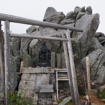 ここでコガラ登山口から登って来られた男性と
おしゃべりタイム
中学登山で歩いたのが始まりで
何度も登ってるルートだということですが
デニムのパンツ、重くないですかー？

雷鳥さんとの遭遇をお話すると、
写真見せてと言われ鼻高々でお披露目🤭