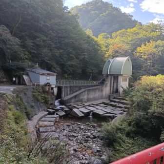 登山道へは手前の小屋を通過して、緑屋根の建物への歓談を登り、裏側へ。（これ電力会社に認められてる経路か不安ですが）
