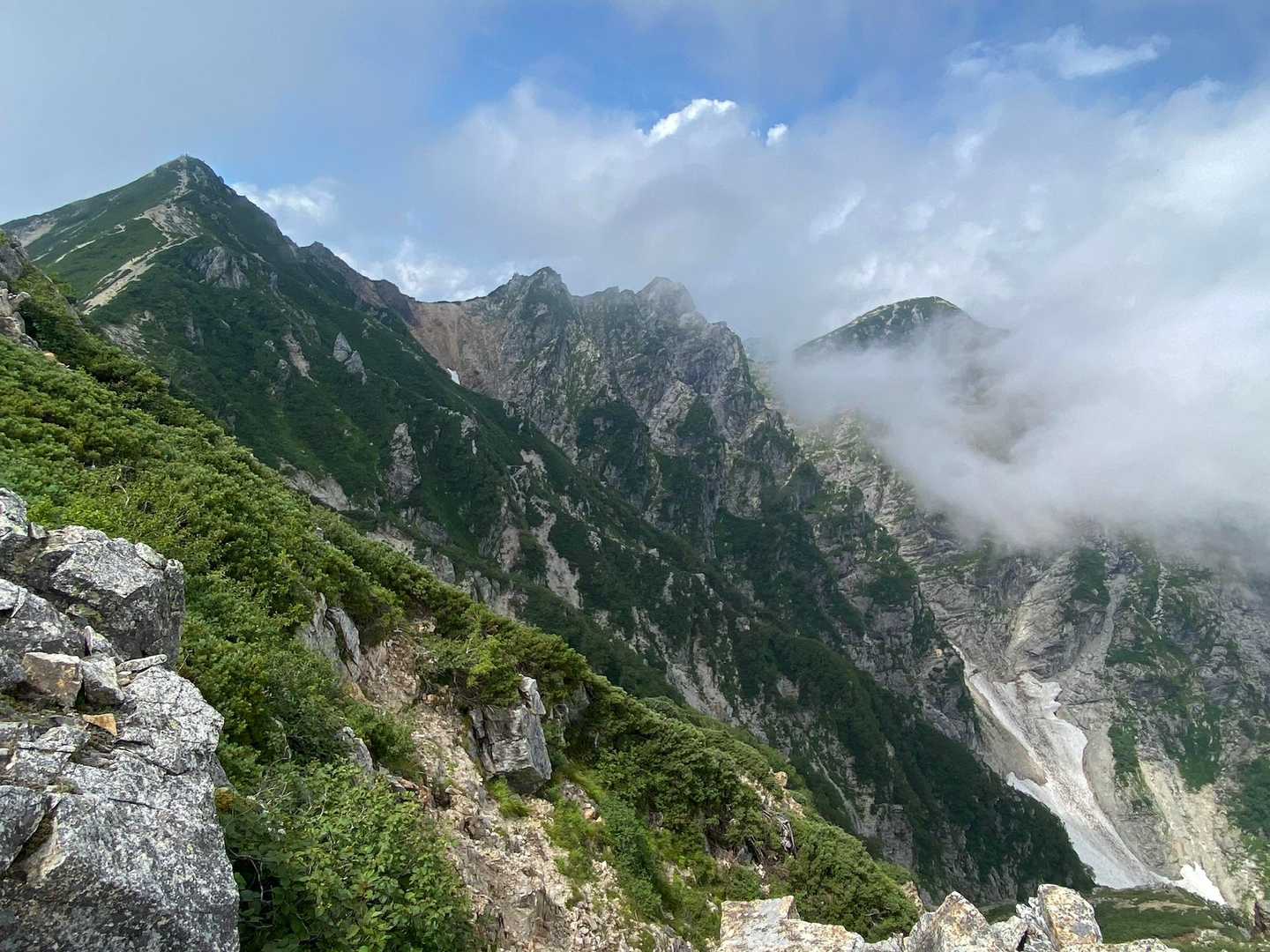 下山途中振り返ると一瞬の晴れ間
