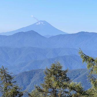 ずっと富士山を見ながら登る贅沢さ、だがその富士山は過剰に登る人がいるせいか、「助けて！」と山頂付近から救助要請の白い狼煙が上がっていた。富士山も困っている様ですよー！金儲けと言われても仕方がない実情、入山料よりも登山制限でもしないとダメかもと思いますが個人の見解です。