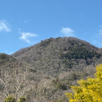 道の駅からの二上山雄岳
雌岳は雄岳の左後ろに隠れてます