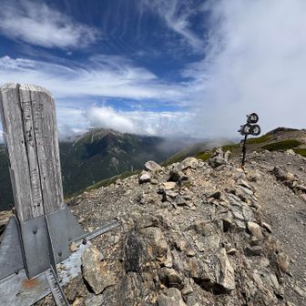 次から次へ東から雲が押し寄せ、赤石山頂の霧が取れる事は無かった。