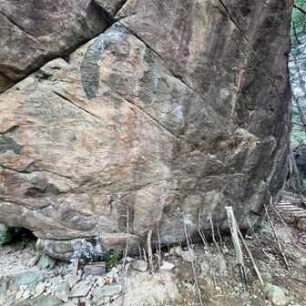 よく見ると岩肌に観音様のお姿が