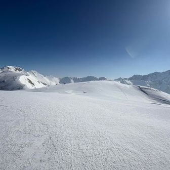 広大な雪原の先に槍ヶ岳がドーン💥とか、雄大すぎる