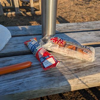 山頂、定番の行動食で朝飯