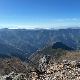 左奥に霧島がうっすら見える。