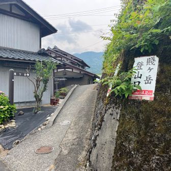 こちらから登ります