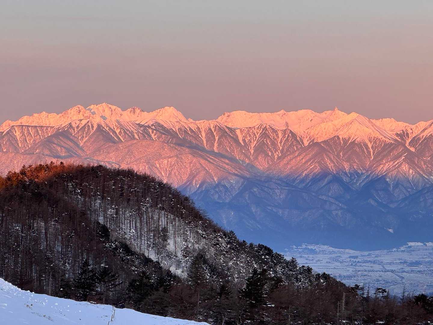 場所を変えて北アルプスの眺めです🤩
槍穂高連峰が朝日に照らされてピンク色に
染まっています🩷

焼岳、西穂高岳、前穂高岳、奥穂高岳、
涸沢岳、北穂高岳、大キレット、南岳、
中岳、大喰岳、槍ヶ岳、常念岳、
