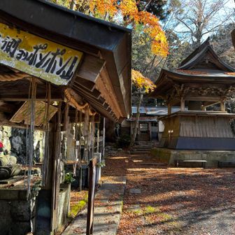 釣鐘堂と紅葉🍁、ポンポン山への案内🎶