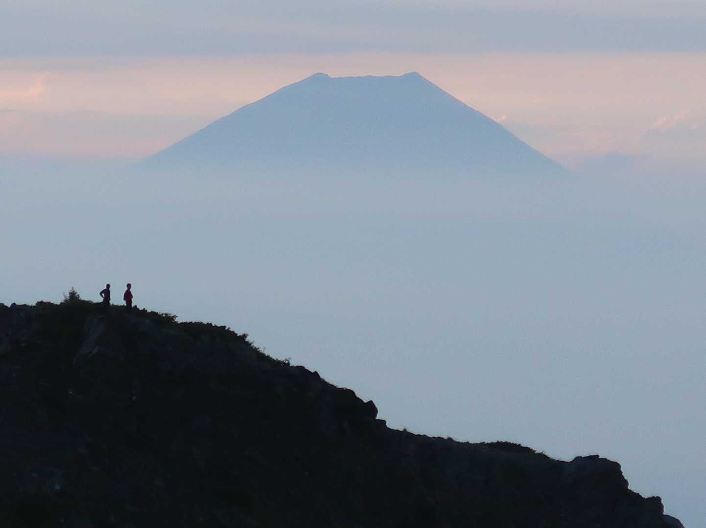 千枚山頂越しに富士。
