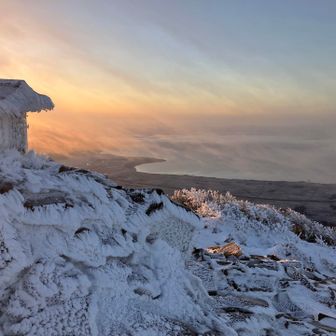 猪苗代湖と雲海
強風に流される雲