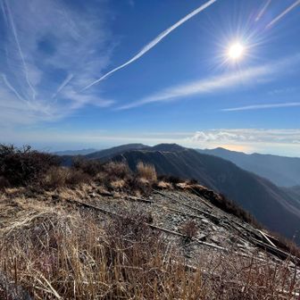 蛭ヶ岳山頂より駿河湾、丹澤山方面
数線の飛行機雲がキレイ👀♡