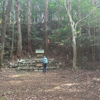 立派な祠にお参りしました。