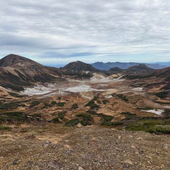 北鎮岳と凌雲岳とお鉢平の景色