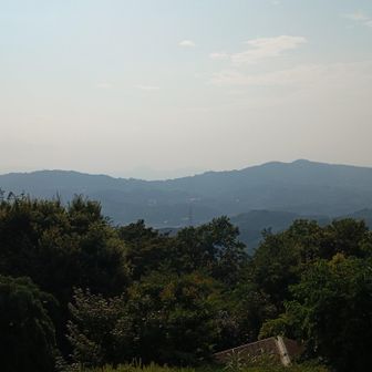 吾妻山山頂③
本日一番目にした丹沢（左）と大山（右）