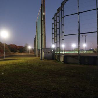 テニスコートから独特の音が優雅に聞こえた