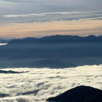 雲海の向こうに…