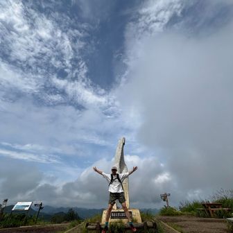 陣馬山山頂到着⛰️飛ぶ🪽