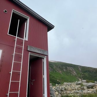 白雲岳避難小屋

電気柵に囲まれたテン場で管理人がドローンを飛ばしており、何をしているのか尋ねたら、周囲にヒグマがいないか上空から監視しているのだとか