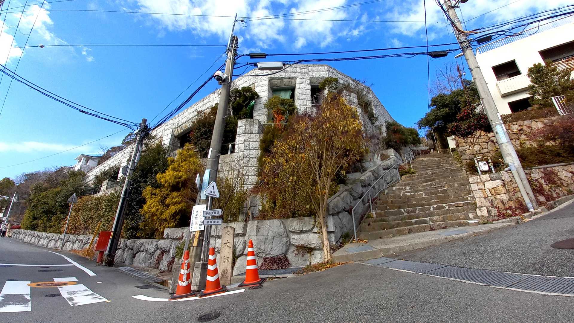 いきなりのめっちゃ激坂の高級住宅地を登っていく(甲山一番坂という案内標識あり)