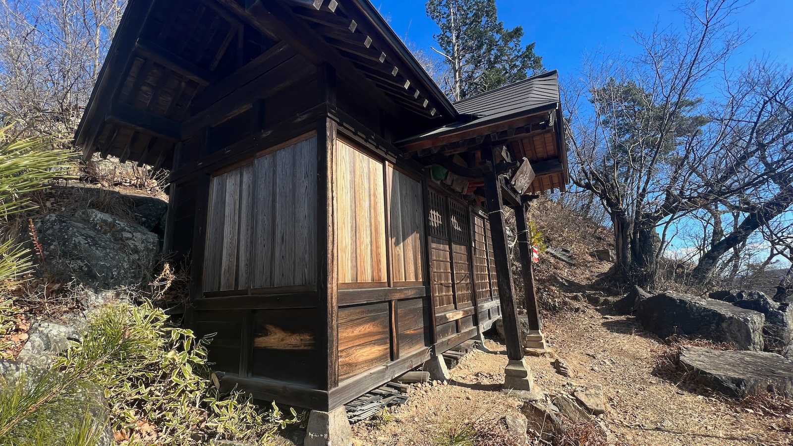 崖の上に建つ、石尊神社奥宮。