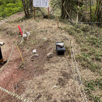 中岳と南岳の鞍部のゴミ袋の仮置き場到着
張り切ってゴミ袋荷下ろししに来たのにゴミ袋が一つもなーい！
残念というかラッキーというか😂