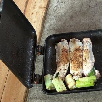 肉巻き🥩も美味い😋

朝早かったし、ロングトレイルで皆んなくたびれましたね〜。
とりあえず天気も悪いから、さっさと寝て明日に備えましょう💤