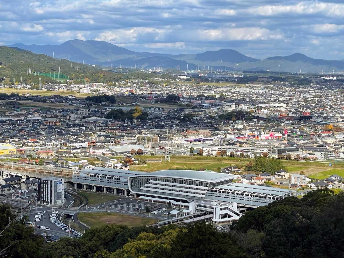 JR新鳥栖駅とお馴染みの山々
宝満山、三郡山〜大根地山〜砥上岳