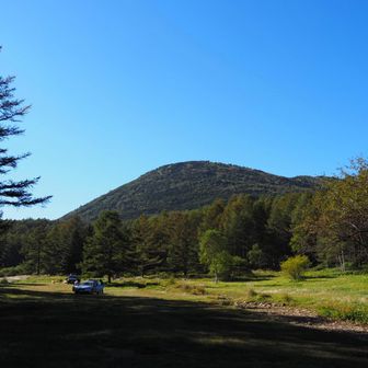 キャンプ場に湯ノ丸山。下山はとてもなだらかで歩きやすかった。