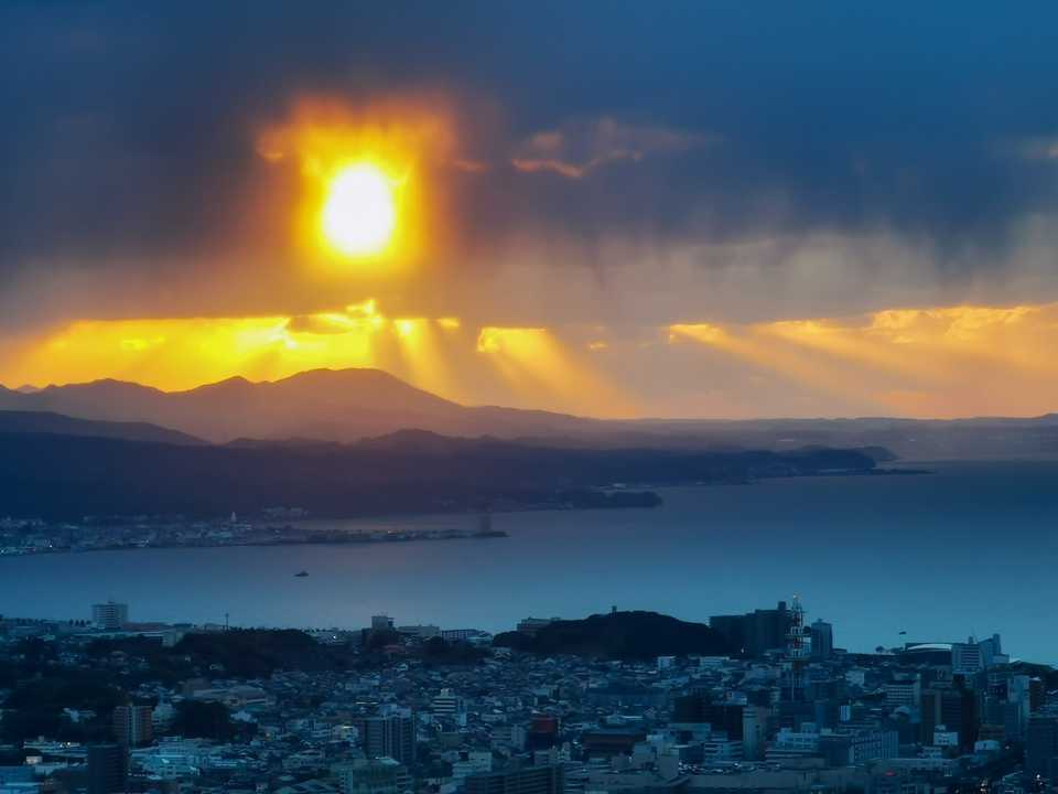 ちょっとだけ太陽☀さんが姿を見せる。これはこれでステキな夕日です。