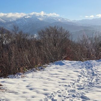 うっすら帯状の雲がかかってます