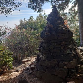 天狗岩の立派なケルン