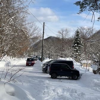 無事に下山できました。
路肩駐車は13台でした。
今日は除雪がされてましたが、・・・｡