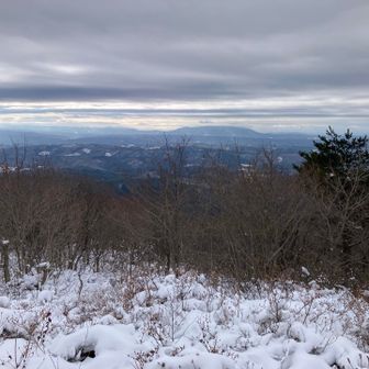 南岳から折爪岳を望む
