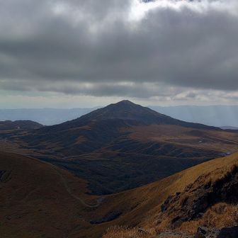 烏帽子岳と草千里