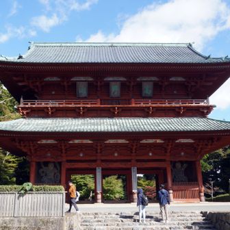大門
「その大道の出発点には、唐代の都城の門もこうであったかと思えるような大門がそびえているのである」
司馬遼太郎文学碑-碑文より