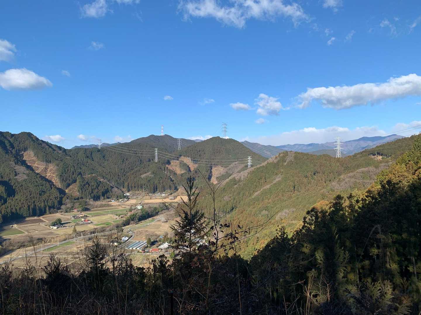あの赤と白の鉄塔は‼️鳴蟲山かな⁉️