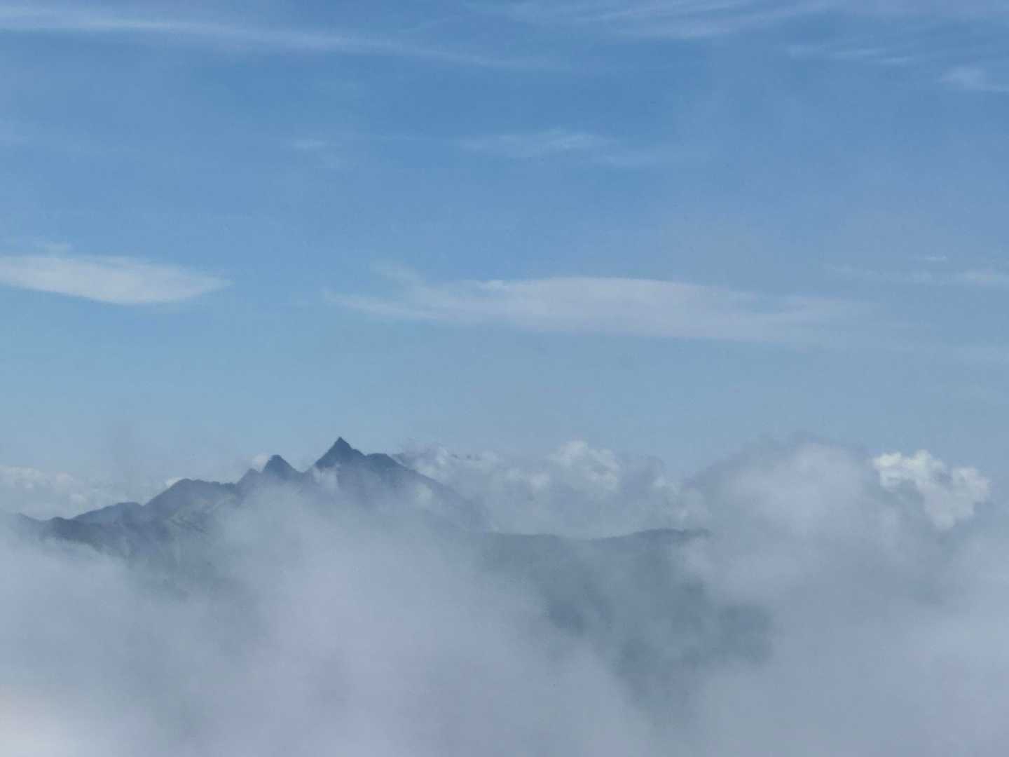 反対側には雲の切れ間から槍ヶ岳が