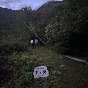 2:30起床、3:50出発、5:10到着🚌

悪路につき車酔い注意ですが
ぐっすり眠って気づいたら着いてました😴
ジュラシックパークかのような鹿の出現劇があったそうな。登山口では熊払いの爆竹🧨

バスが登山口に着いたらイチ早くトイレ（3基）に並ぶ。3つの宿から満員バスがほぼ同時に着くので長蛇の列になります。
