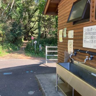 八重山登山口は駐車場とトイレがあって中々綺麗。
すぐ近くの上野原中学校の生徒が維持してくれているらしい。
良い仕事です。ありがたい。