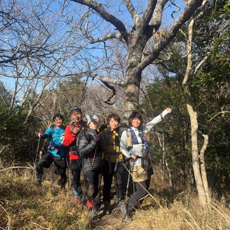 少し開けた稜線で本日のメンバーさんらと
記念の一枚