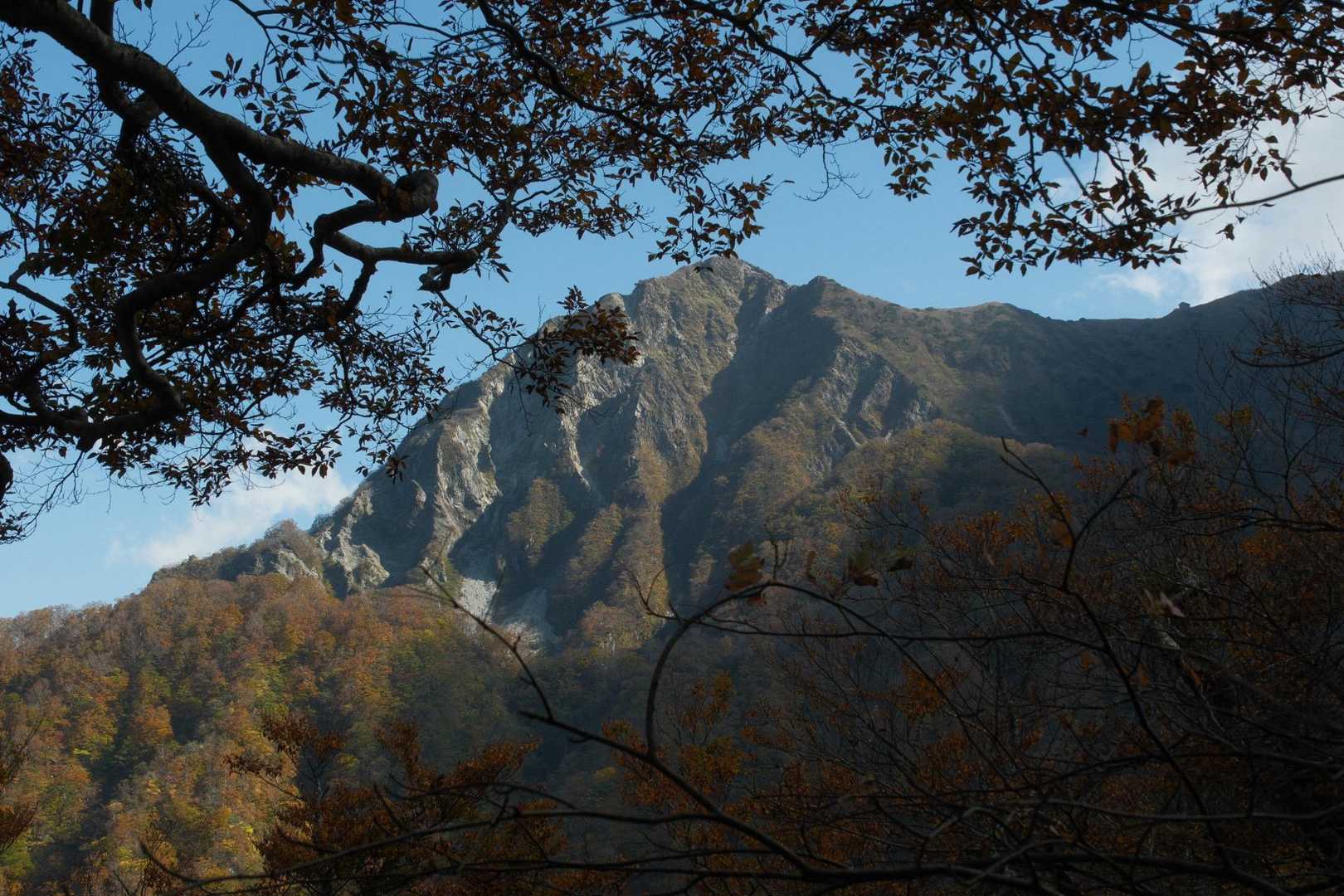 それにしても三鈷峰は雲がかからない