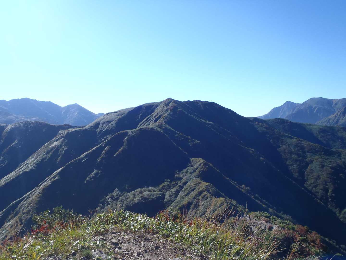正面がこれから行く七ツ小屋山。