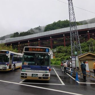 小仏バス停。
この天気なのに、増便3台体制。