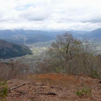 天子山展望地
右方残雪の荒島岳　左方はスキー場
九年前は快晴の荒島岳へ登頂しました。