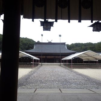 やっと「橿原神宮」
外拝殿から本殿を拝す
右にさざれ石あり