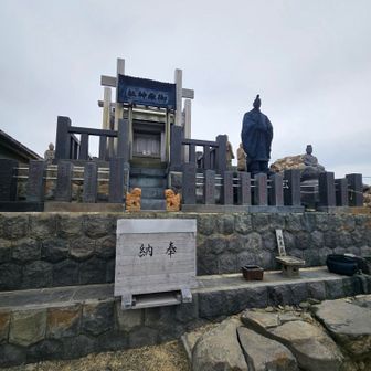 剣ヶ峰…
名古屋からでもお天気が良いと綺麗に見ることができる御嶽山の一番高い場所に来ました
五ノ池側から登って来た女性は「ここまで来られないと思ったわ…」と泣いていました😭