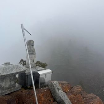 「試しの鎖」のある岩山のてっぺんにある祠を見学。
周囲、真っ白🤣
でもお昼から晴れるはず！