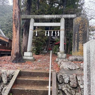 三光神社

もともと妙見信仰だったが、明治の神仏分離から日、月、星を祀る神社となった

すばらしい社です
御神木とと古い苔むした狛犬がいます