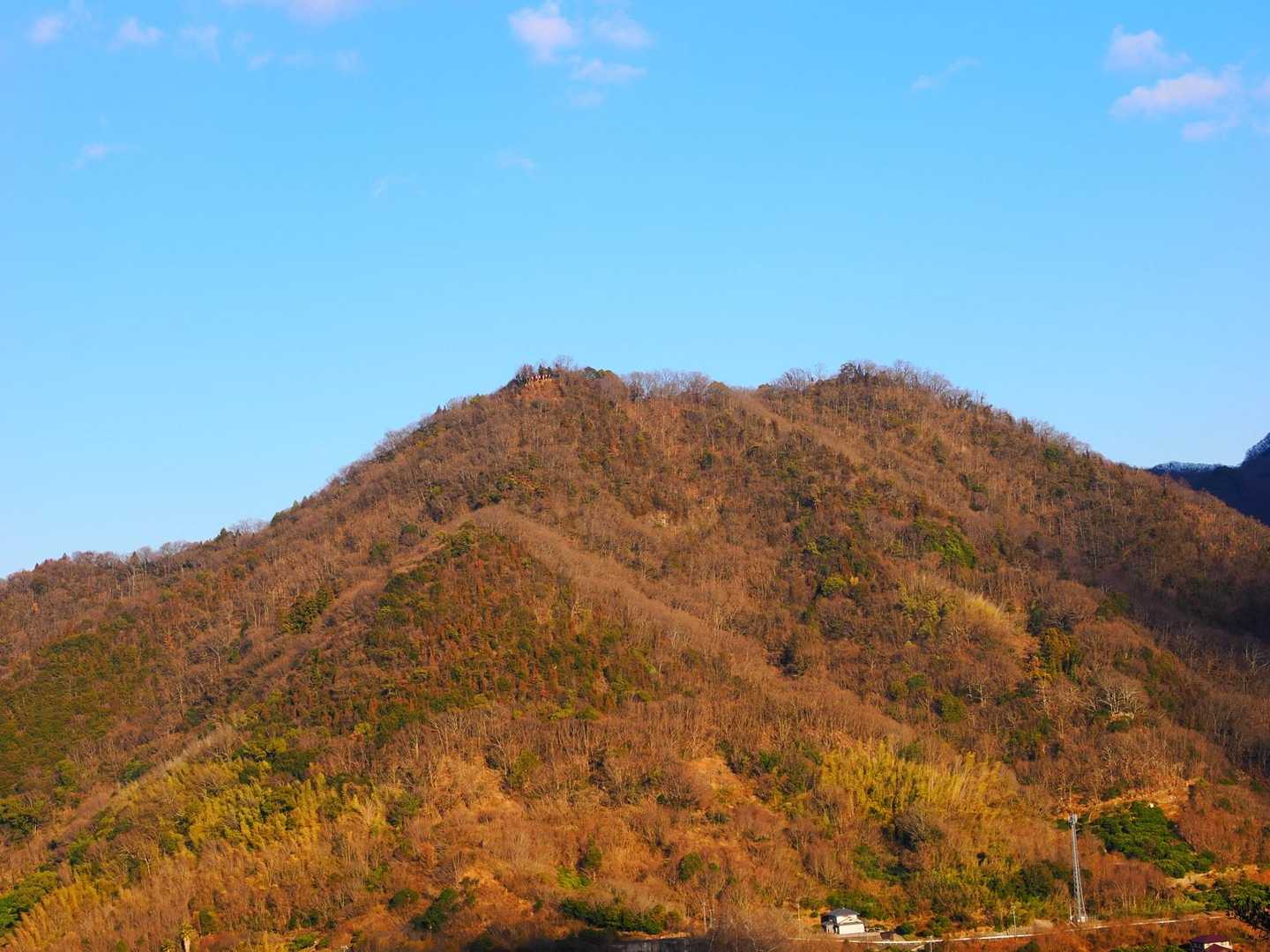 茶臼山から見る向かいの天狗山　山頂の旗の赤が綺麗にたなびいています。